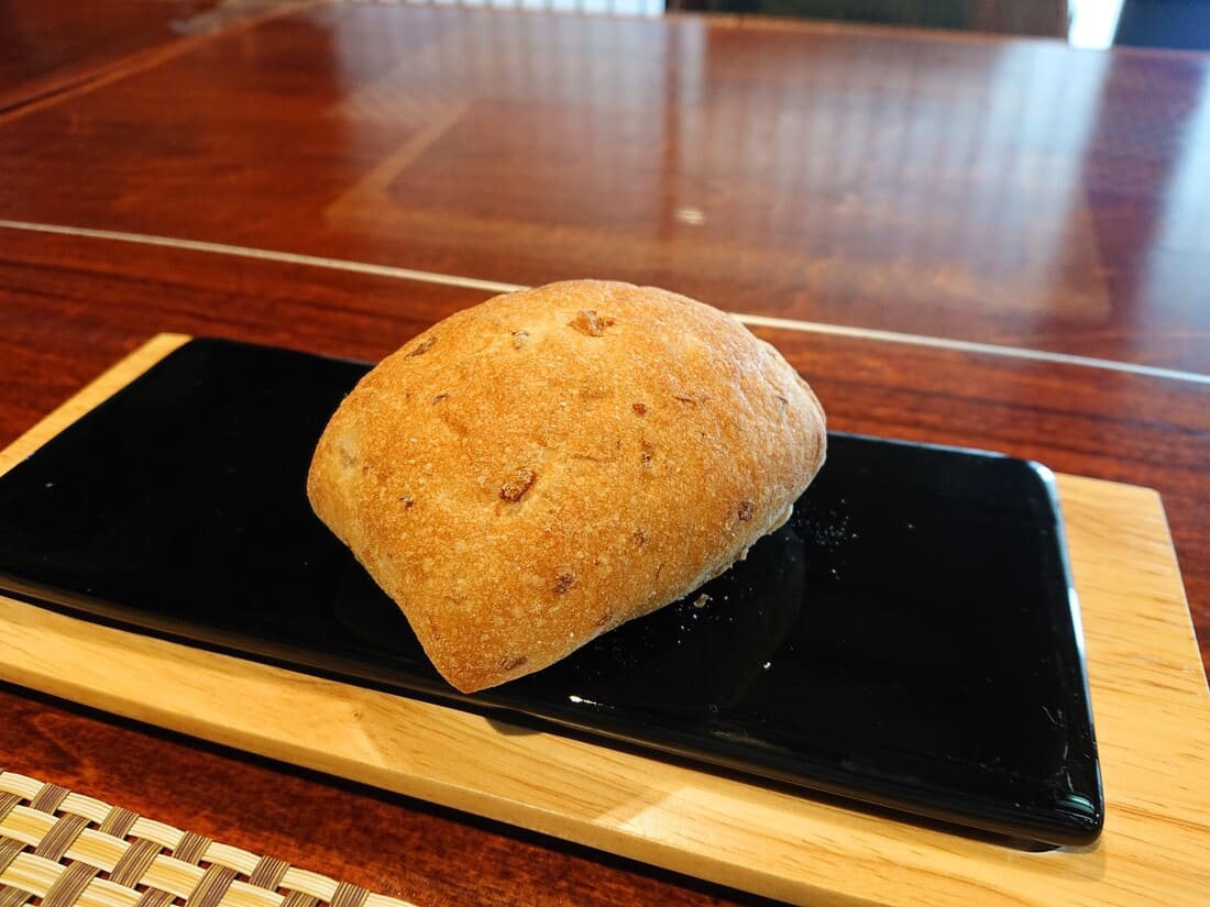 ラ メゾン アンシェンヌで提供される焼きたてのパン