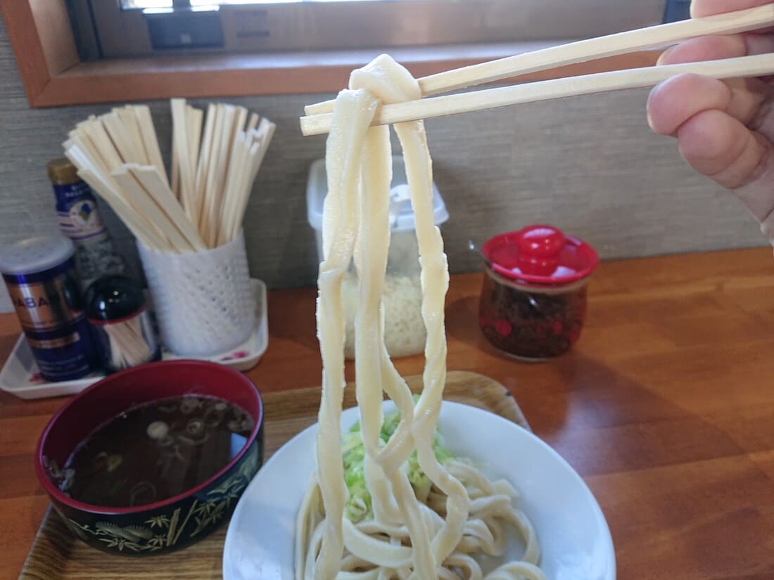 箸で持ち上げた長い麺