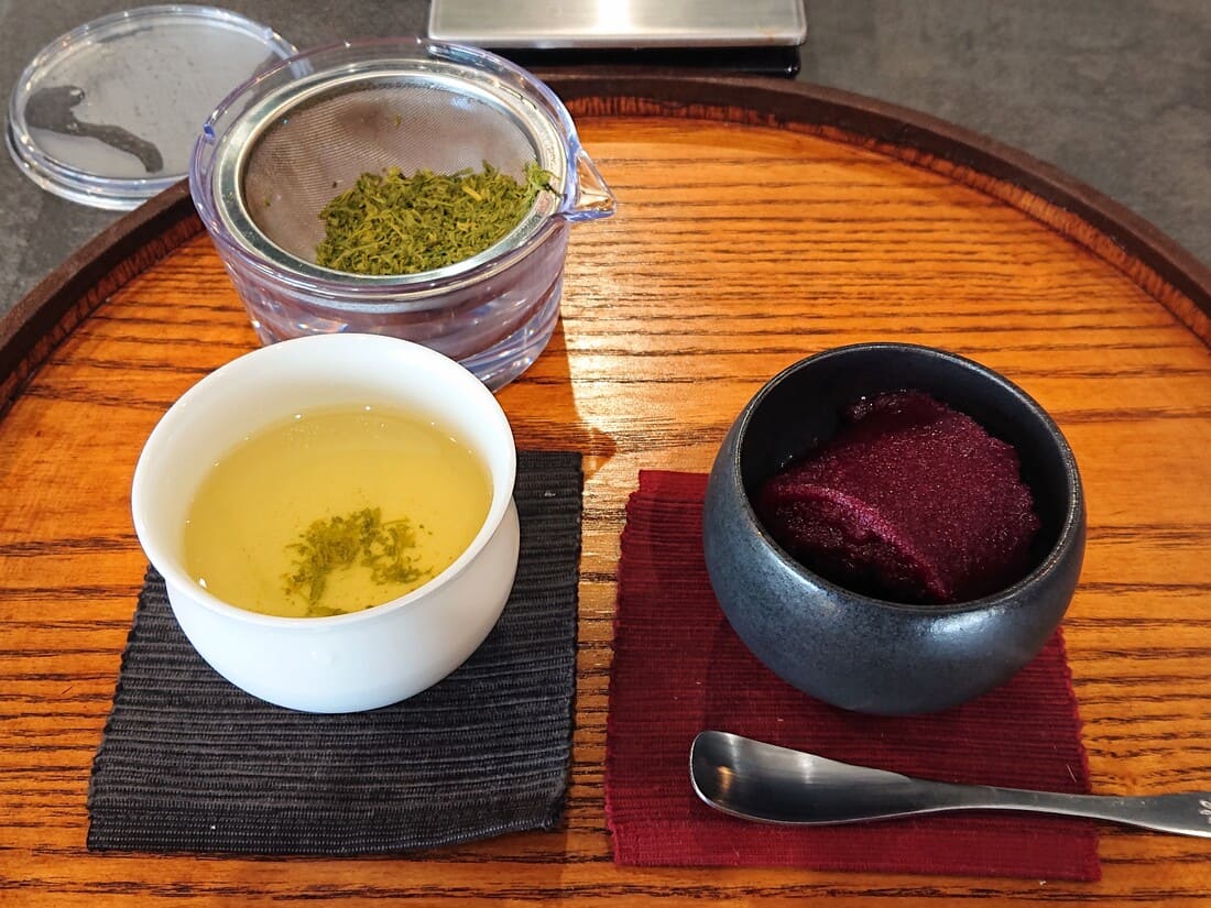 煎茶専門店 ioの煎茶1種と赤ワインのジェラート