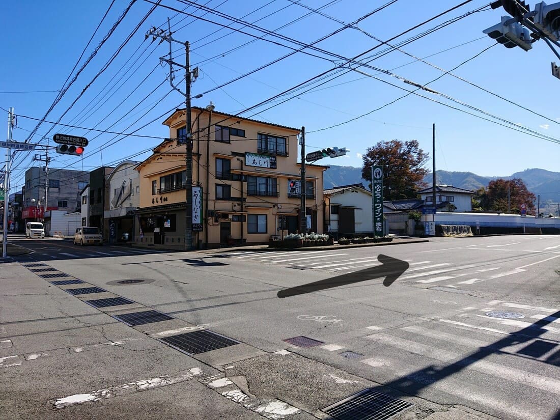 煎茶専門店 ioへ曲がる目印の交差点