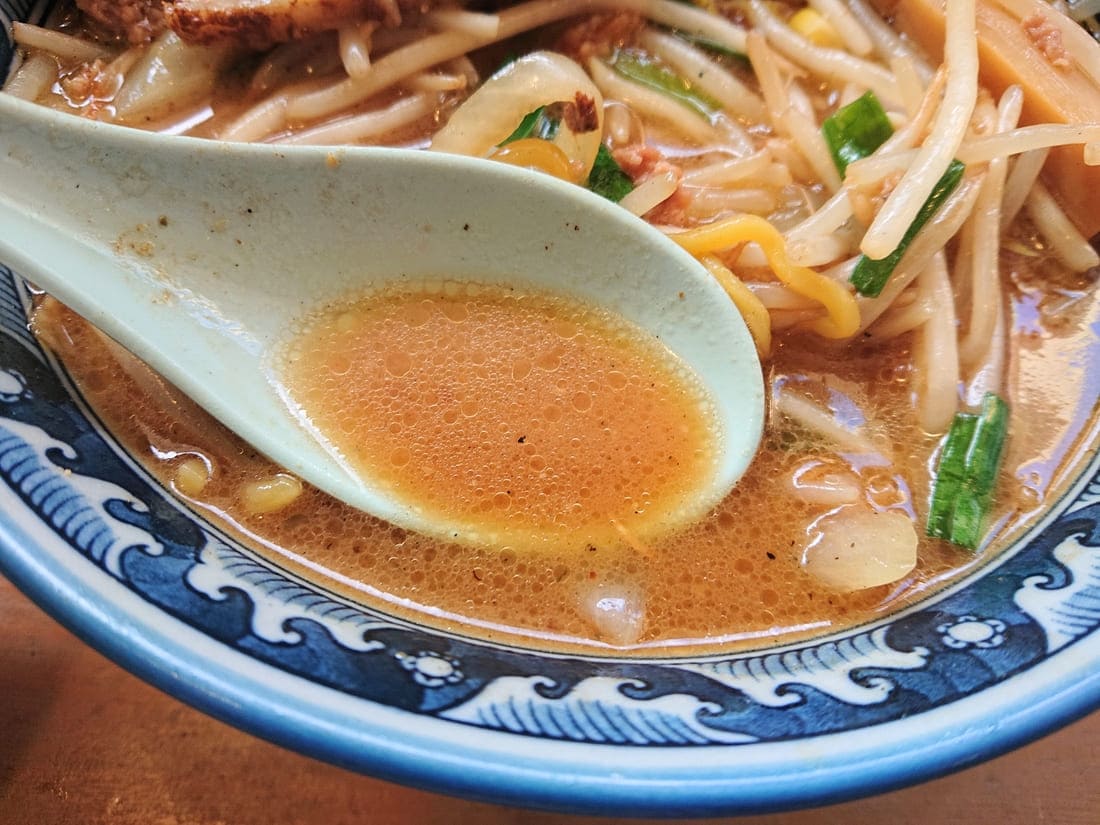 麺酒亭 成屋の濃厚北海味噌ラーメンのスープ
