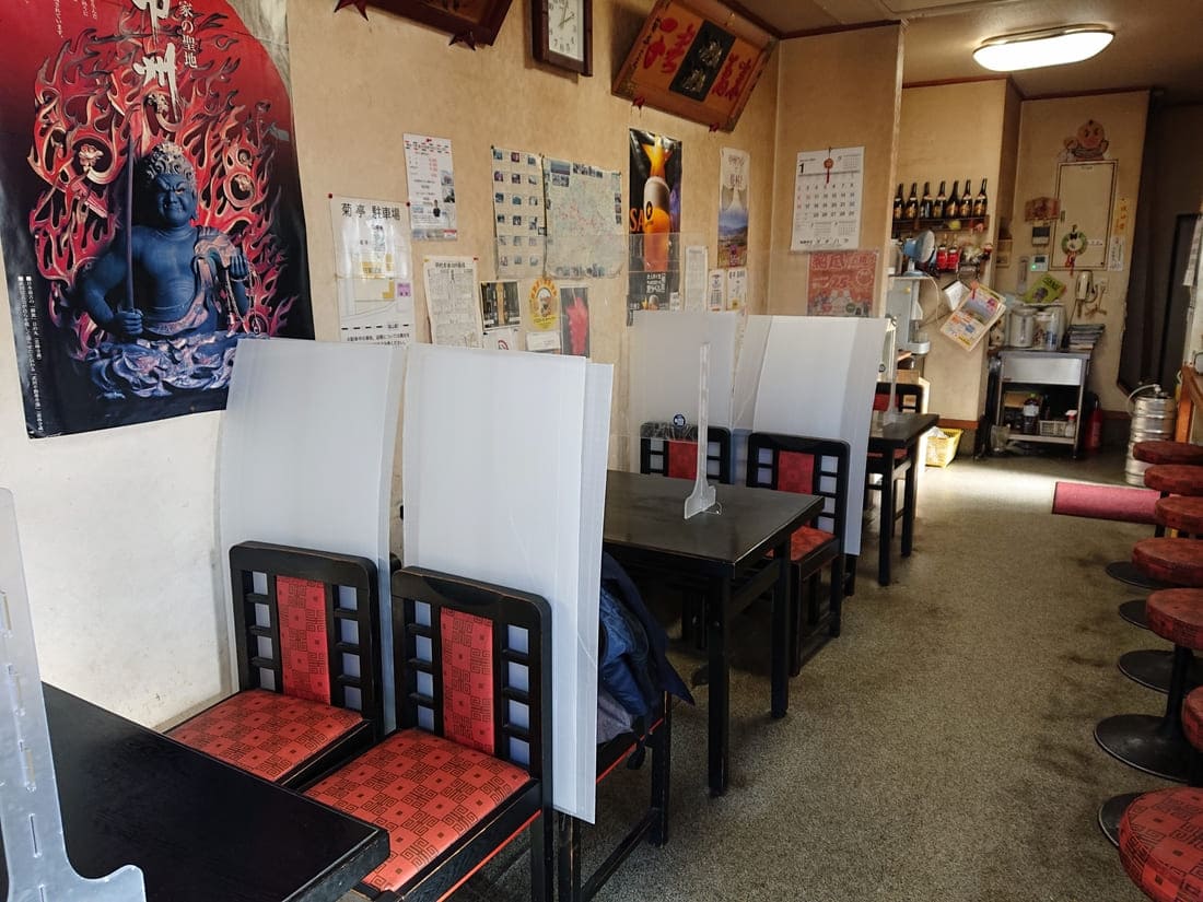 中華料理 菊亭のテーブル席