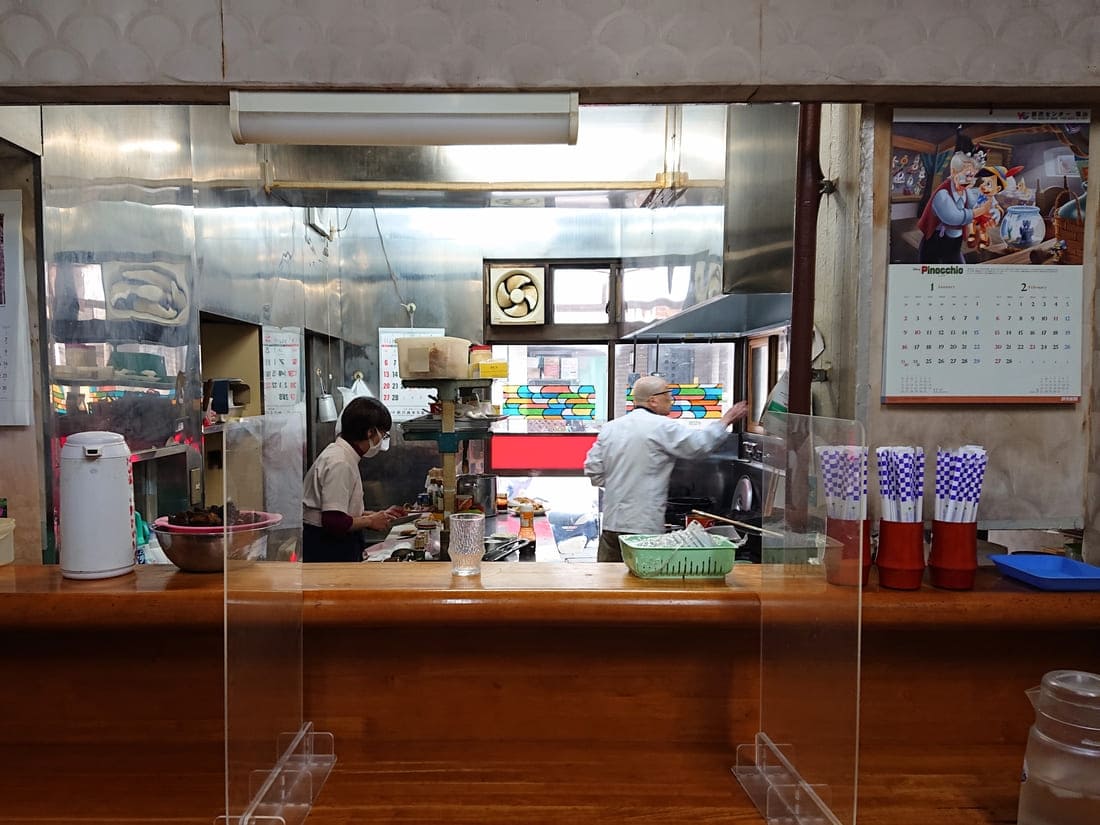 中華料理 美㐂松のカウンターから見える厨房