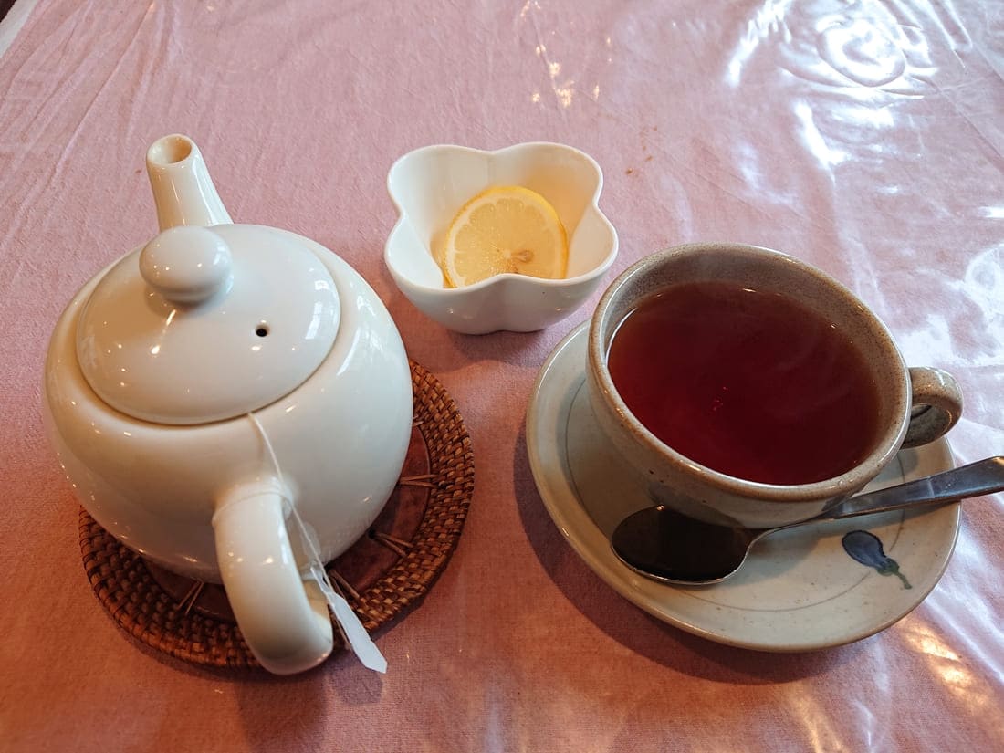 キッチンINOのティーポットで提供される紅茶