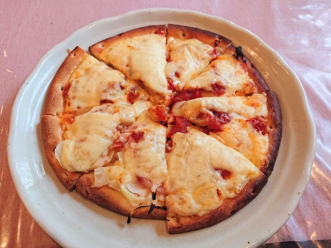キッチンINOランチのピザ