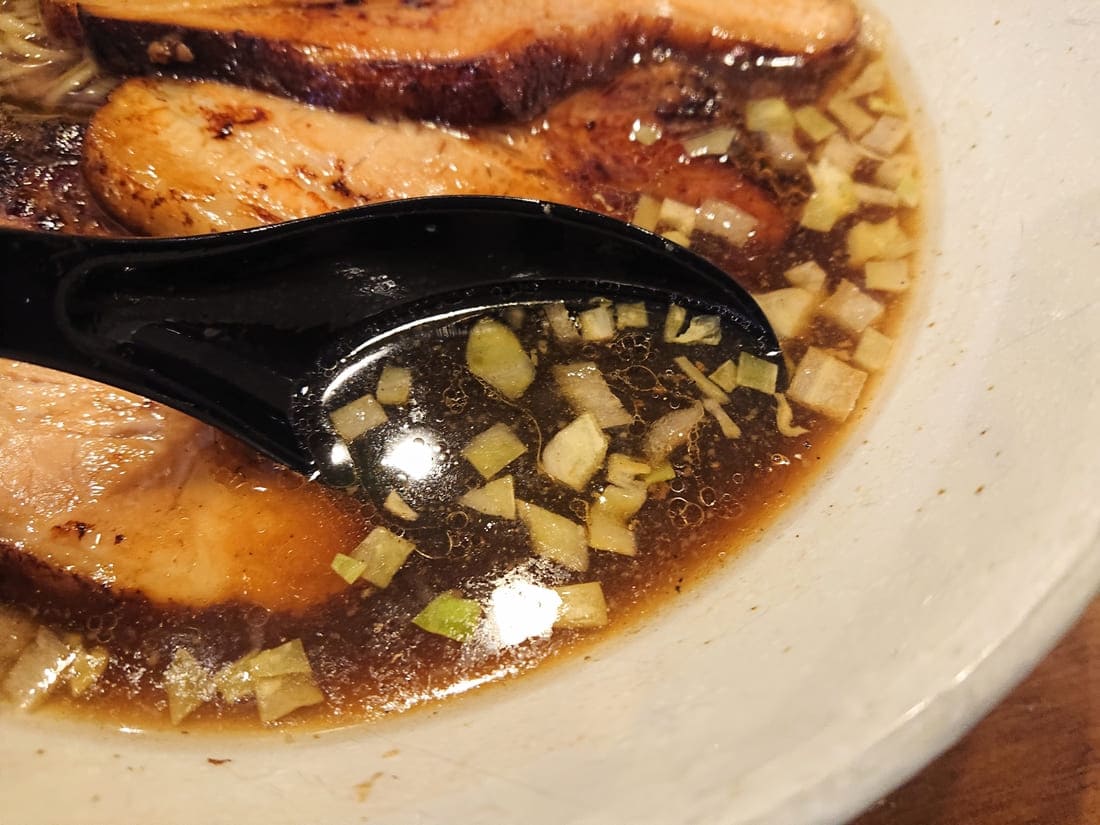 焼豚食道 塩山店の中華チャーシュー麺のスープ