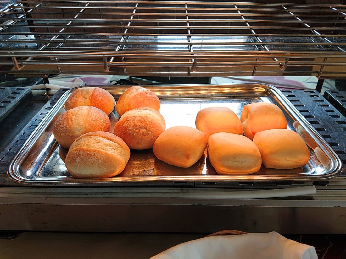 レストラン シャンモリ　サービスバーに並ぶパン