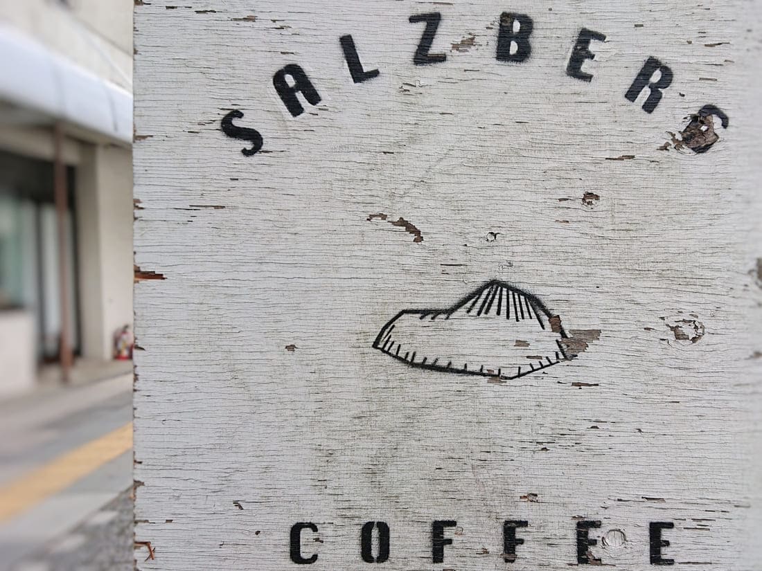 ザルツベルクコーヒーのロゴと看板