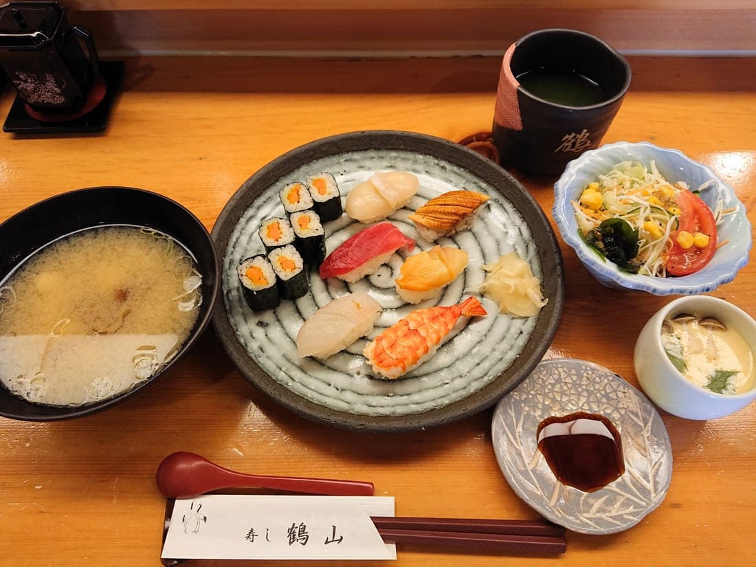 鶴山寿司のお好み寿しランチ