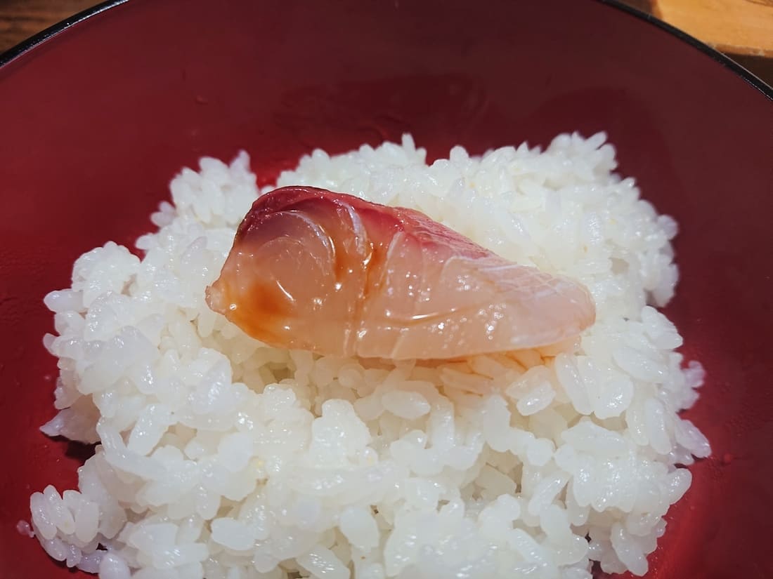 寿司割烹 魚活のごはんにのったかんぱち