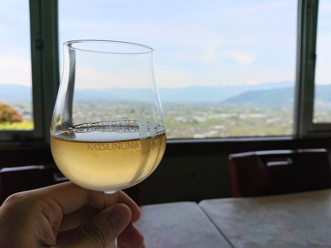 ぶどうの丘 展望ワインレストランのノンアルコール白ワインの窓からの眺望