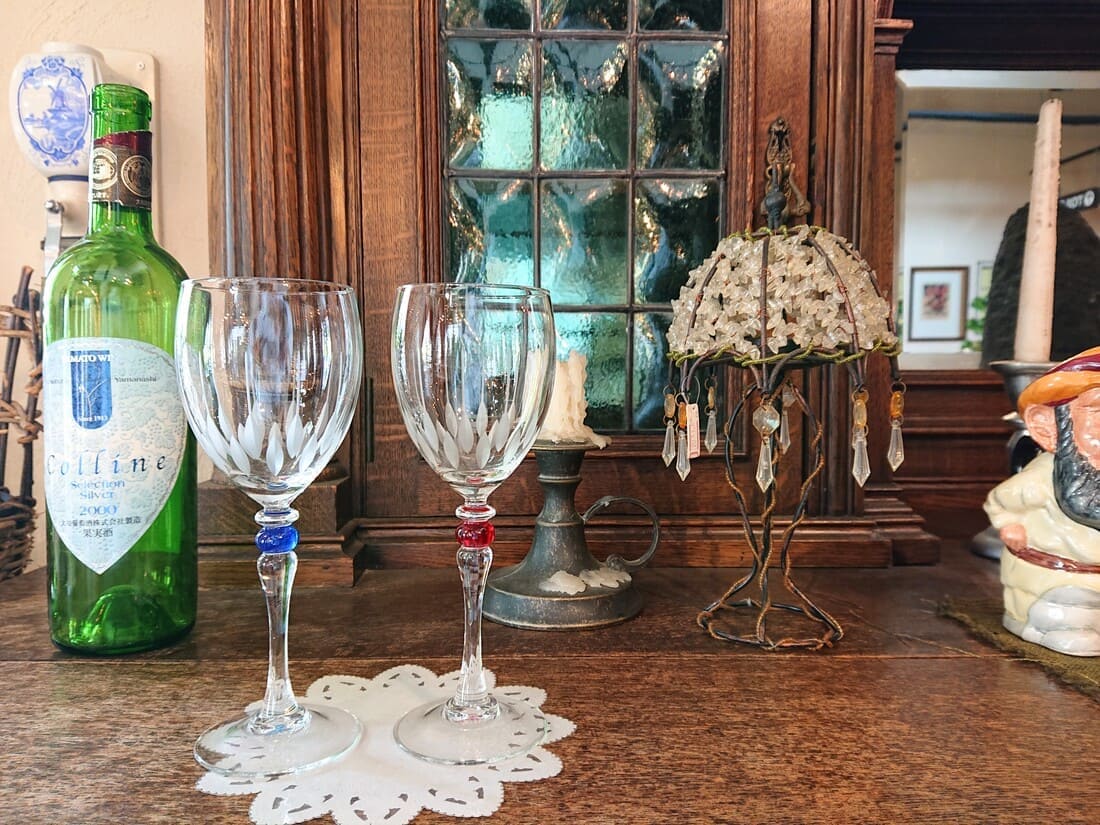 カフェ ビィーニョに飾られたワイングラス