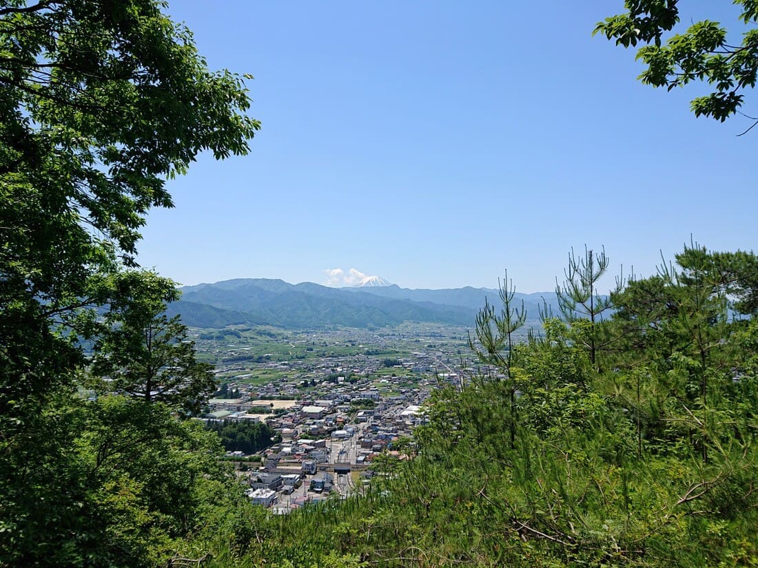 塩の山山頂から見る富士山と塩山バイパス