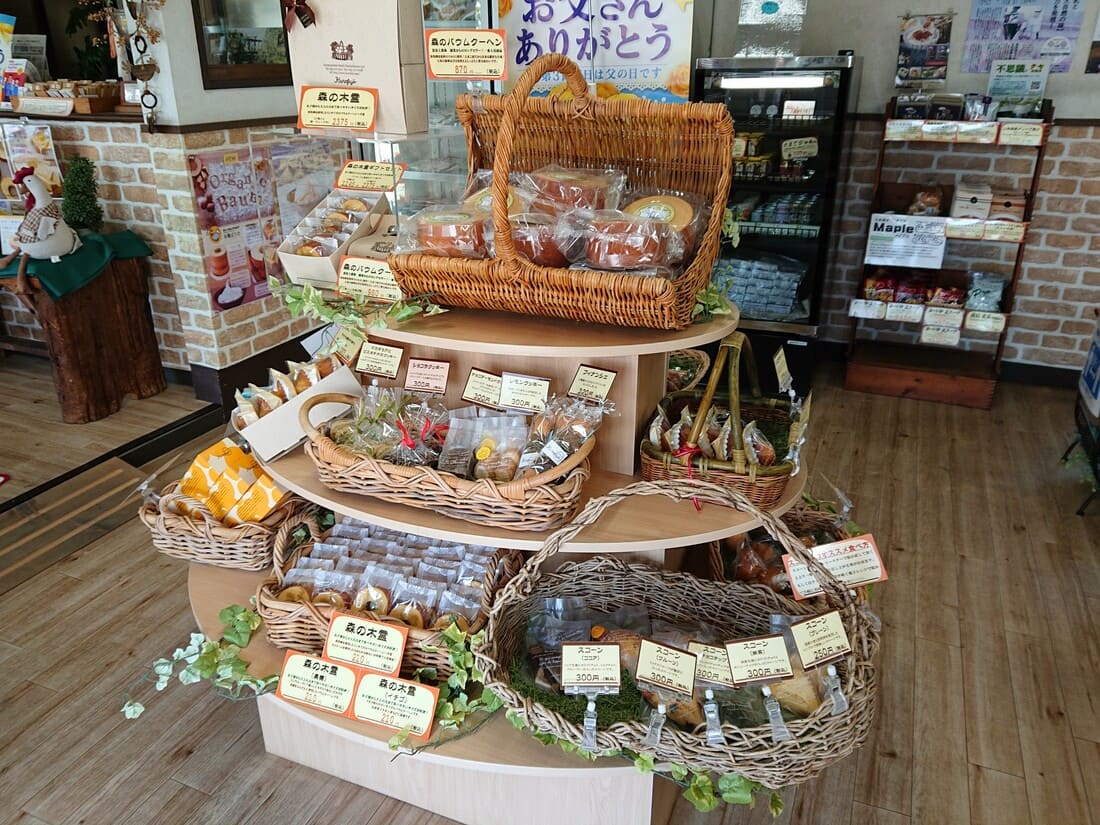 たまご村 塩山店のお菓子販売棚