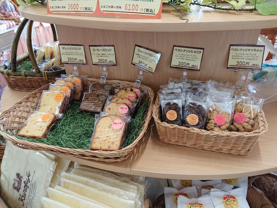 たまご村 塩山店のパウンドケーキ販売コーナー
