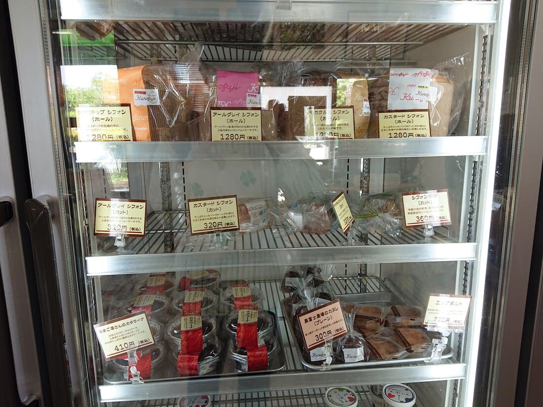 たまご村 塩山店の冷凍シフォンケーキ販売コーナー