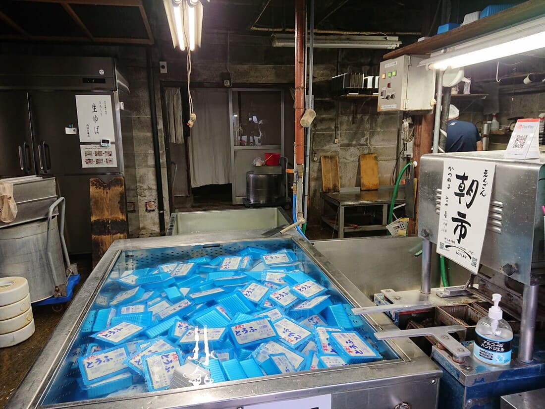 内田豆腐店の作業風景
