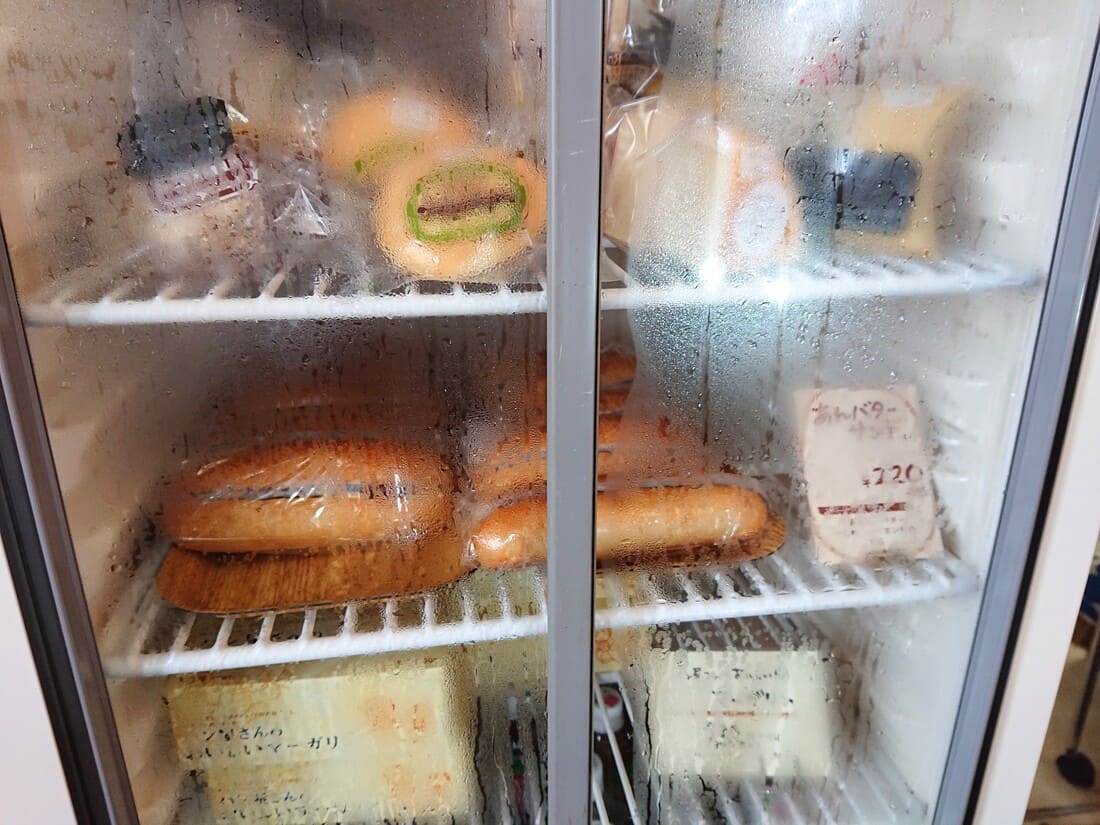 パンテーブルの冷ケースに並ぶチーズとパン