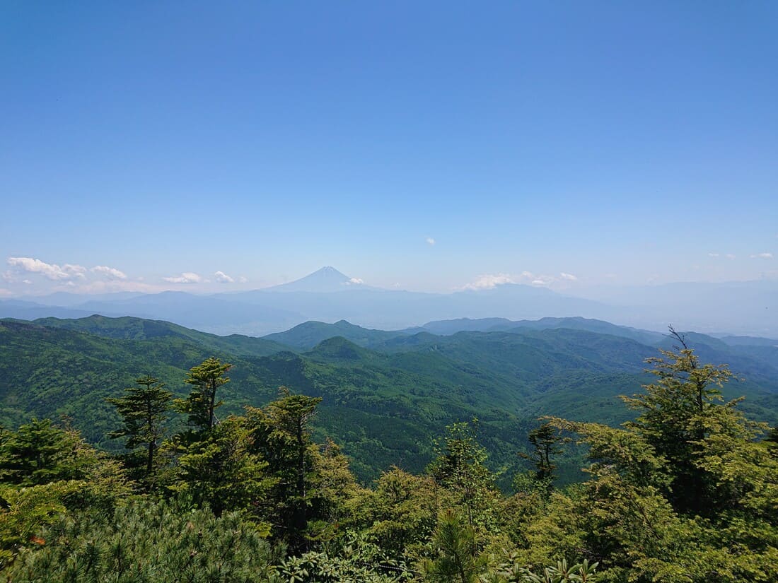 金峰山 険しい岩場から見える富士山と尾根