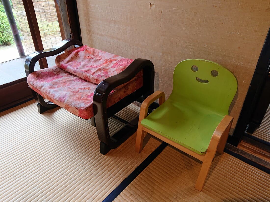 皆吉にある子ども用のイスとお年寄り用の座椅子